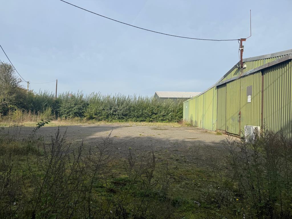 Lot: 112 - DETACHED BARN ON HALF AN ACRE WITH POTENTIAL - Front yard
